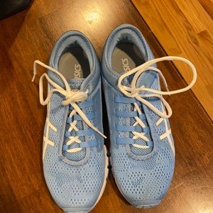 ASICS Size 9. Barely worn. Great condition